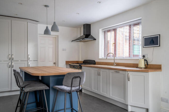 5 bed Detached for sale Image 9