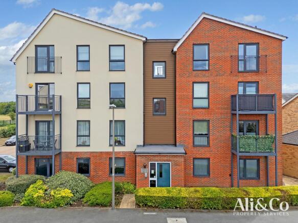 Meadow Drive , Aveley, South Ockendon photo 4