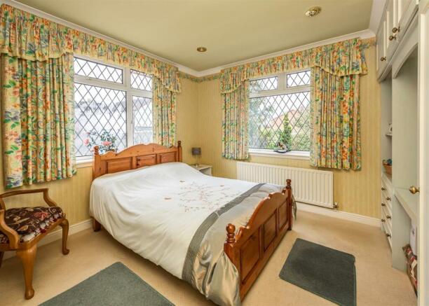52 Station Road-bed3.jpg