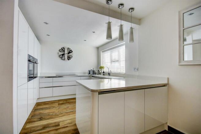 MODERN FITTED KITCHEN