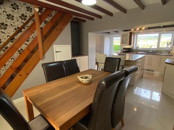 25 Heol Llanelli dining1-3.jpg