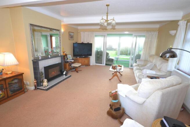 LOUNGE TO SUN ROOM