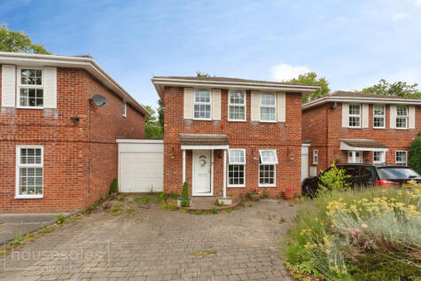 Lovells Close, Lightwater, GU18