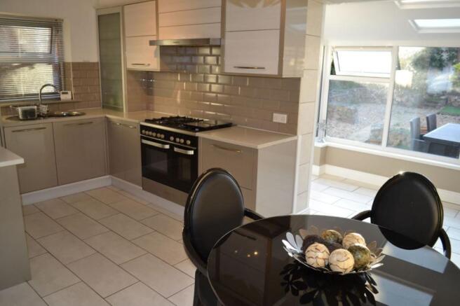 KITCHEN/DINING ROOM