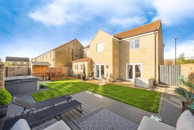 5 bed Detached for sale Image 4