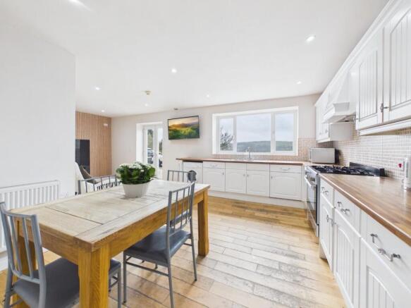 5 bed Semi-Detached for sale Image 10