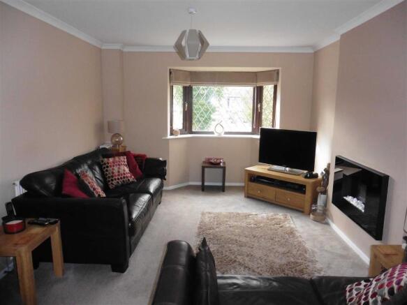 Spacious lounge (fro