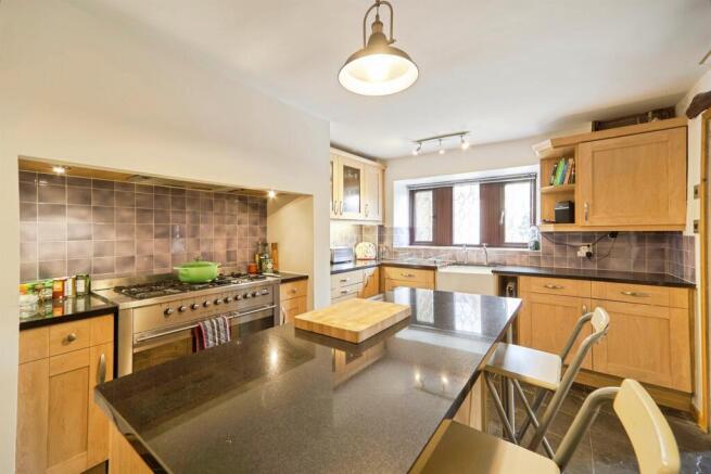 4 bed Semi-Detached for sale Image 5