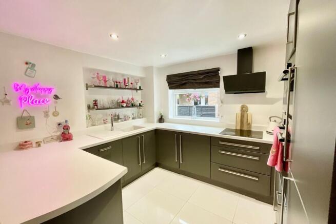 3 bed Semi-Detached for sale Image 6