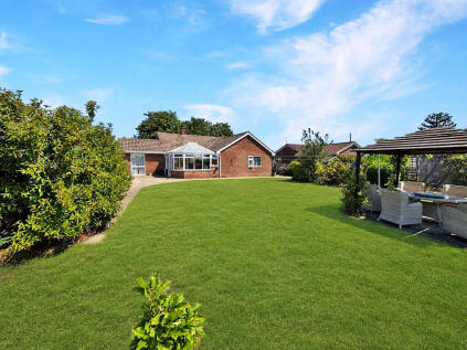 Northwood Green, Spacious Detached Bungalow