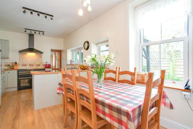 Kitchen 2.jpg