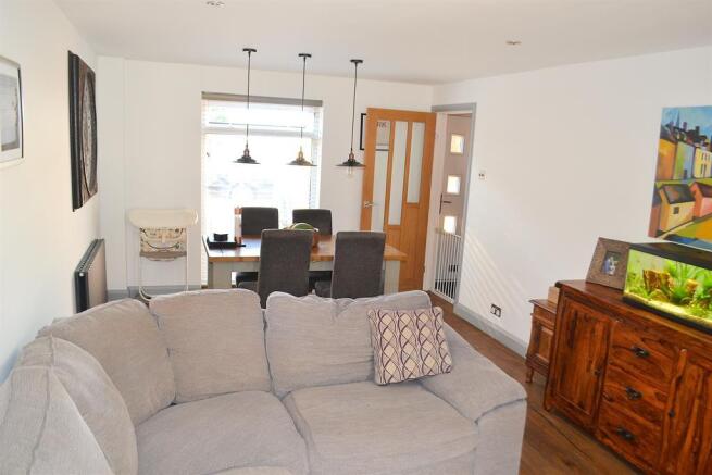 LOUNGE / DINING ROOM