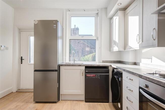 3 bed Terraced to rent Image 5