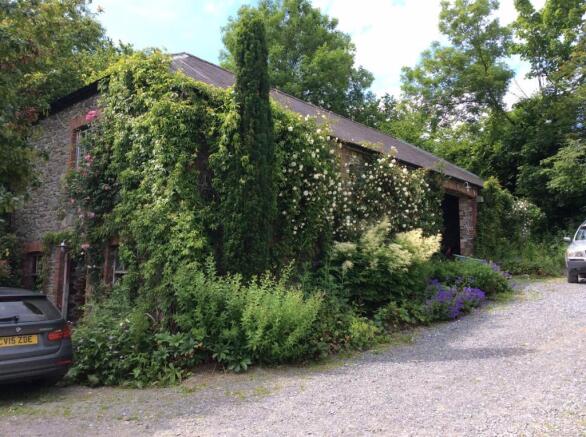 LARGE BARN/STABLES