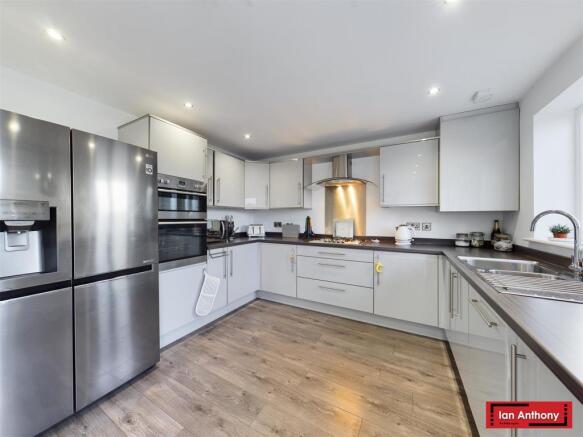 KITCHEN / DINER