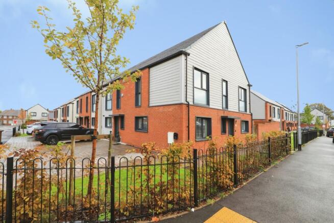 3-bed semi-detached on Juniper Avenue, Wolverhampton, West Midlands, WV10, £270,000
