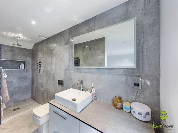 Ensuite to Bed 1