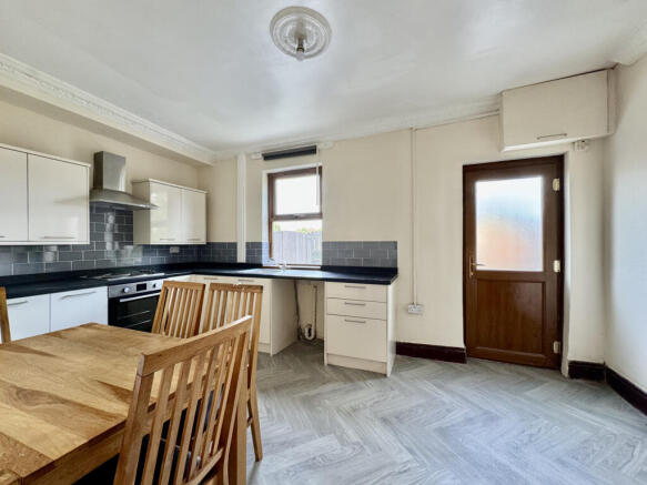 2 bed Terraced to rent Image 4