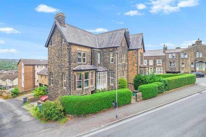 6 bed House for sale Image 9
