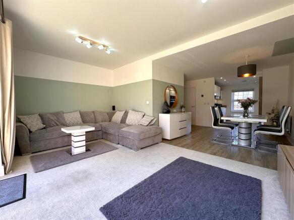 Open-Plan Living/Dining Space 092