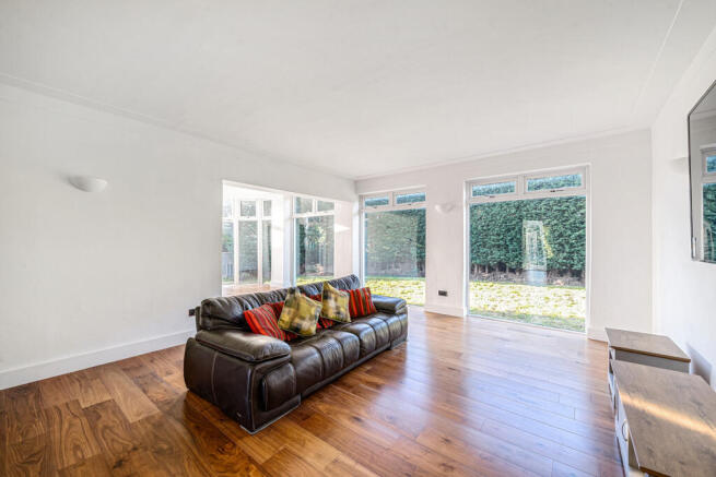 6 bed Detached for sale Image 5