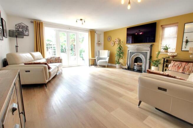 5 bed Detached for sale Image 4