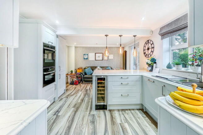 5 bed Detached for sale Image 4