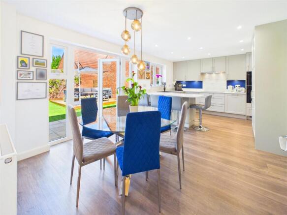 KITCHEN/DINING/FAMILY AREA