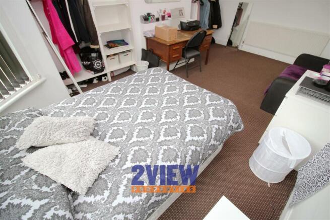 7 bed House to rent Image 4