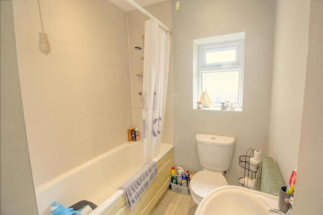 2 bed Terraced to rent Image 6