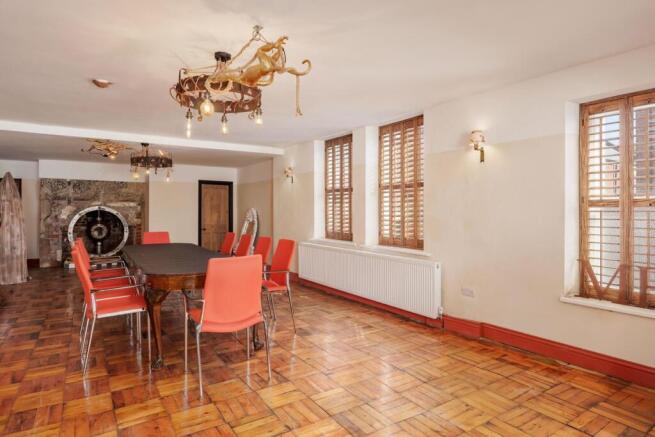7 bed House for sale Image 10