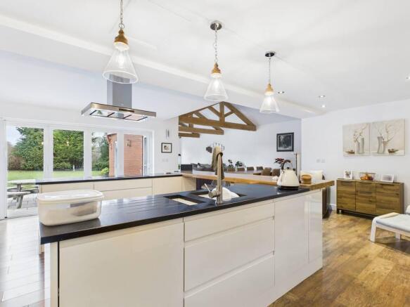 4 bed Detached for sale Image 9