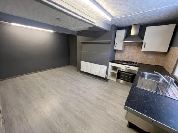 2 bed Terraced to rent Image 5