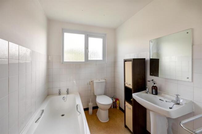 Bathroom 2.jpg