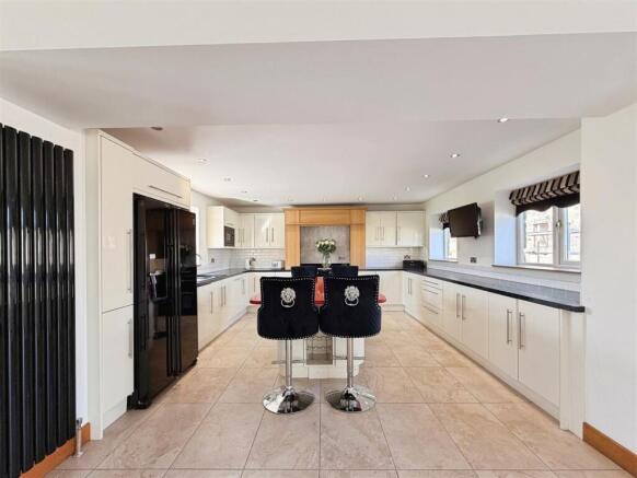 4 bed Barn Conversion for sale Image 9