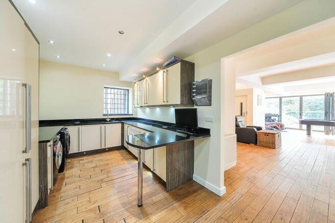 6 bed Detached for sale Image 10