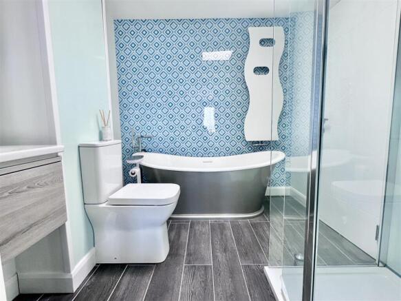 EN-SUITE/FAMILY BATH/SHOWER