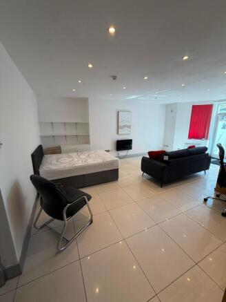 4 bed Flat to rent Image 3