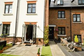 Flat 8, 12 Connaught House, London Road, Bagshot GU19 5HN