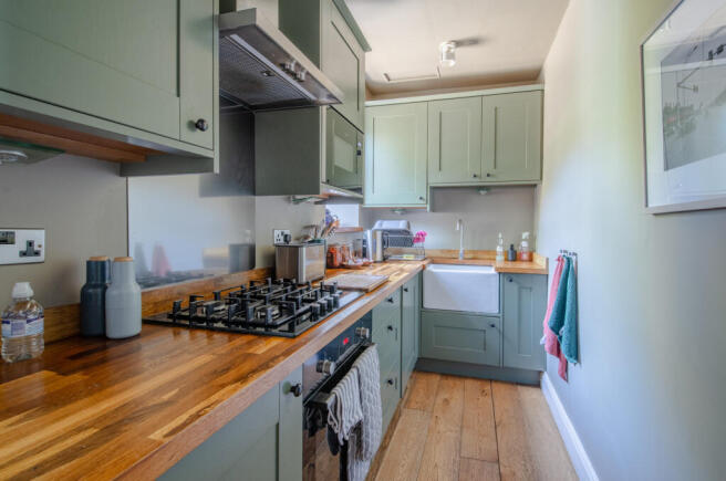 2 bed Terraced to rent Image 5