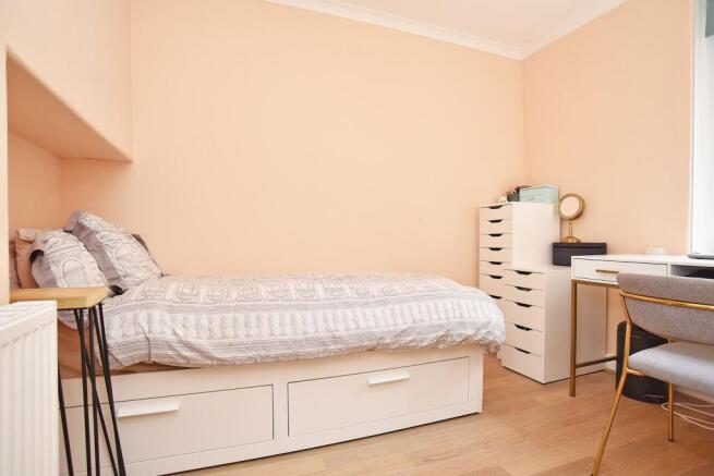 2 bed Flat to rent Image 12