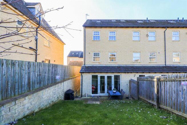 4 bed Town House to rent Image 10