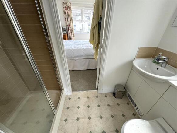 JACK N JILL ENSUITE.JPG