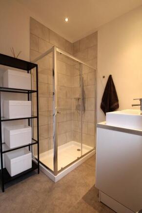 4 bed House to rent Image 8