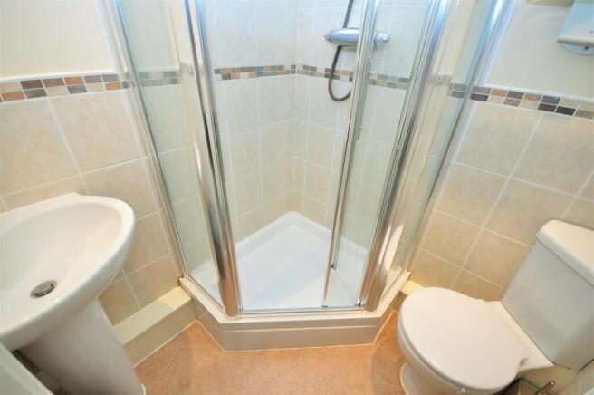EN-SUITE SHOWER ROOM