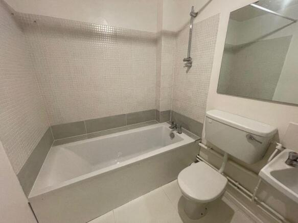 Modern bathroom suite with bath and bright tili...