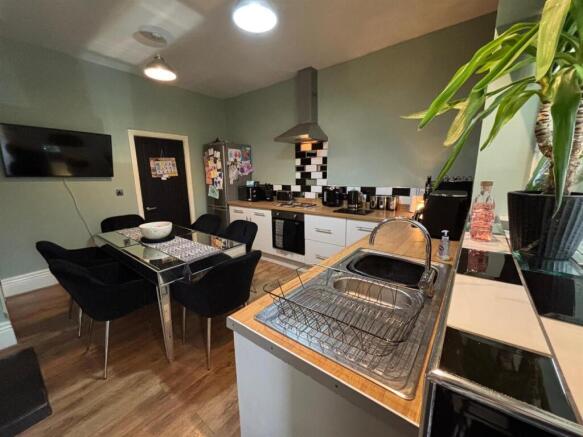 5 bed Maisonette for sale Image 5