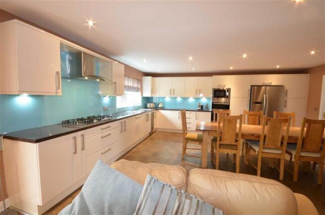KITCHEN/FAMILY ROOM
