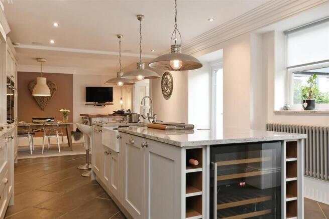 5 bed Detached for sale Image 9