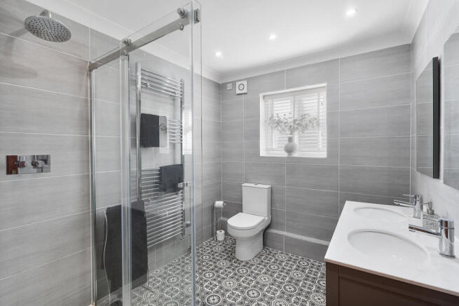 5 bed Detached for sale Image 8